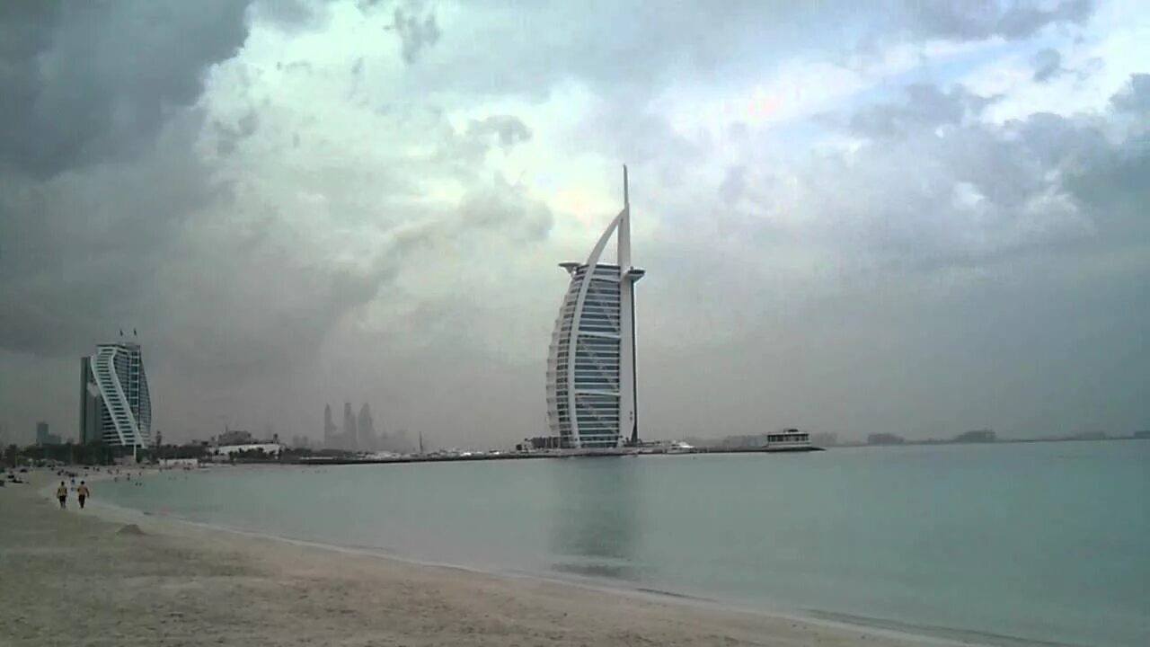 Бывают ли дожди в дубае. Ливень в Дубае. Шторм в Дубае. Осадки Дубаи. Дождь в Дубае.