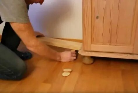 Как легче передвинуть шкаф по линолеуму