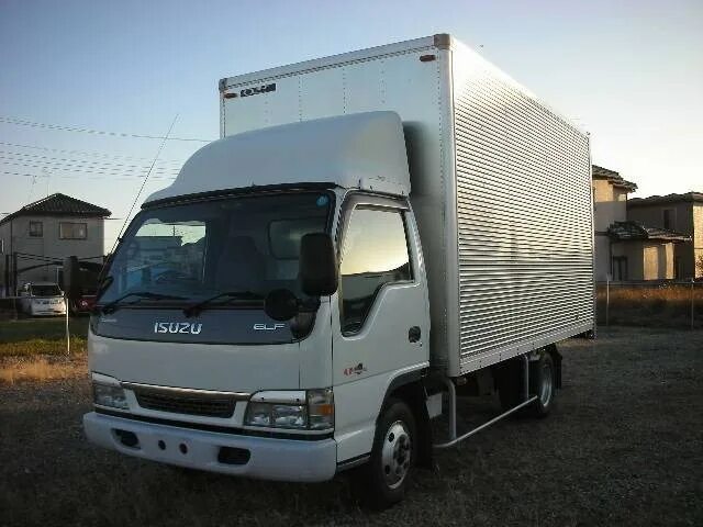 Будка японский грузовик. Isuzu рефрижератор 2т. Ниссан дизель будка 40 кубов. Японская будка фургон. Митсубиси кантер 2007 будка 3 тонны.
