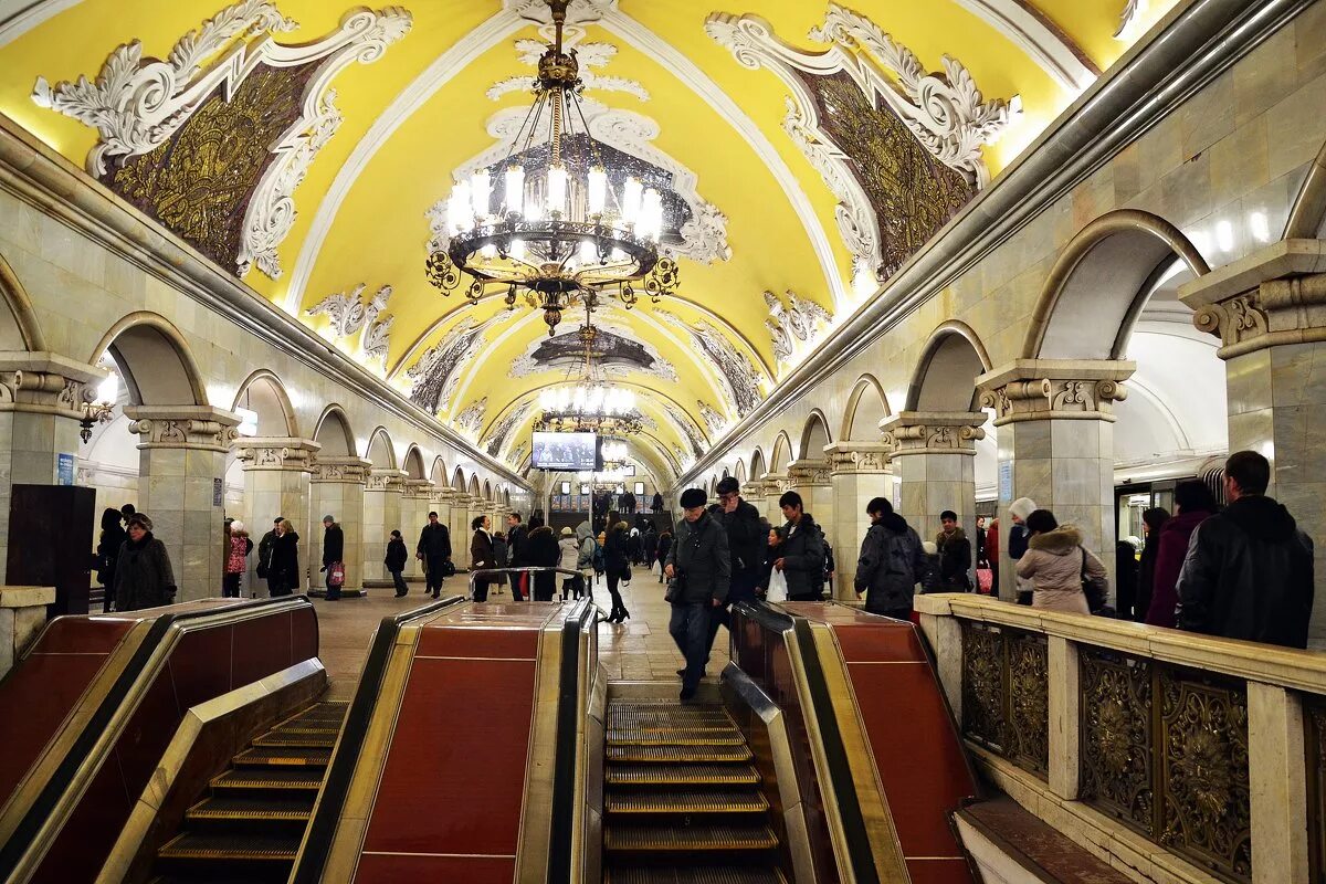 Московская станция метро «комсомольская-кольцевая». Станция метро комсомольская. Комсомольская станция метро белорусская. Метро москвы в 1955 году. Комсомольская станция метро белорусская.