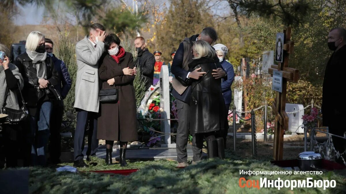 Позвонила жена которую похоронили. Могила жены Георгия Горячевского Волгоград. Могила Вероники Николаевой. Похороны Николая Максюты.