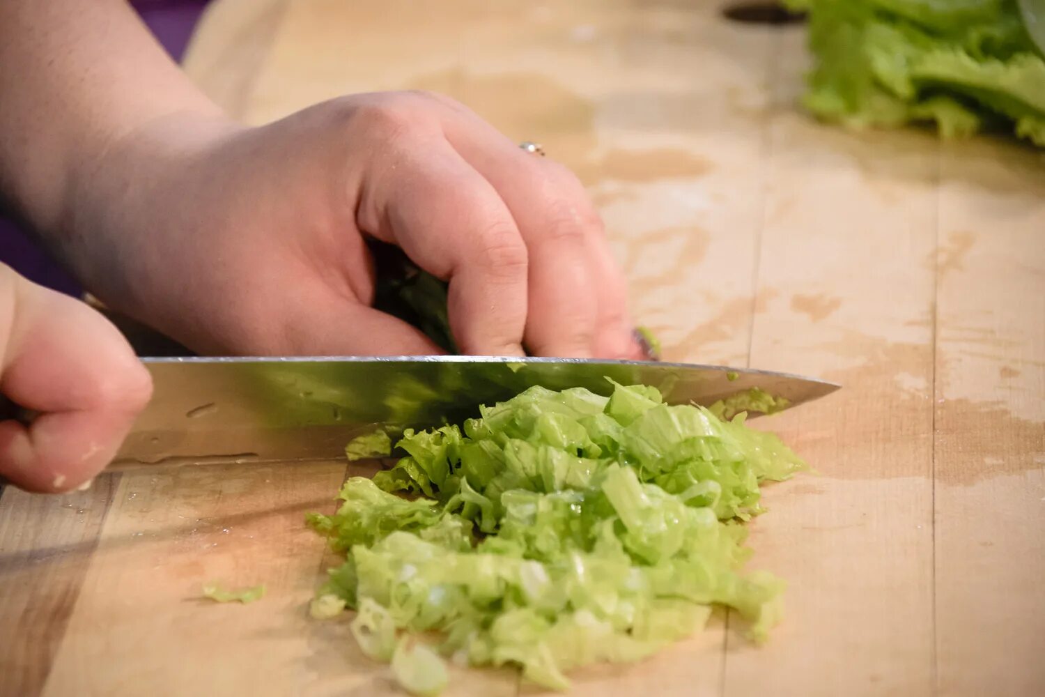 Салат с мивиной. Режет салат. Нарезанный салат. Листья салата нарезанные. Листья салата порезан.