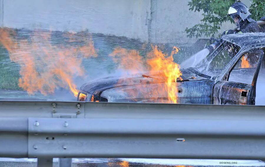 Газ 24 каскадер. Сгоревшая волга. Горит волга. Сгорела волга старенькая. Горящая волга gif.