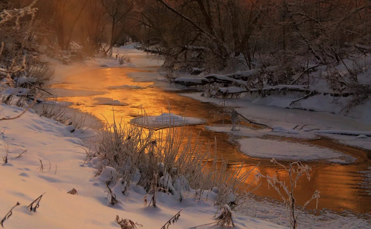 лед на реке. белые берега река зимой. река зимой предложения. река зимой предложения. зимняя речка.