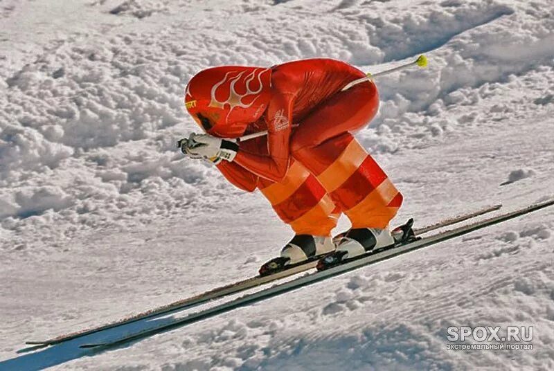 скелетон олимпийский вид спорта. скоростной спуск с горы на санях. зимний вид спорта спуск на санях. олимпийский бобслей. скоростной спуск на управляемых санях бобах.