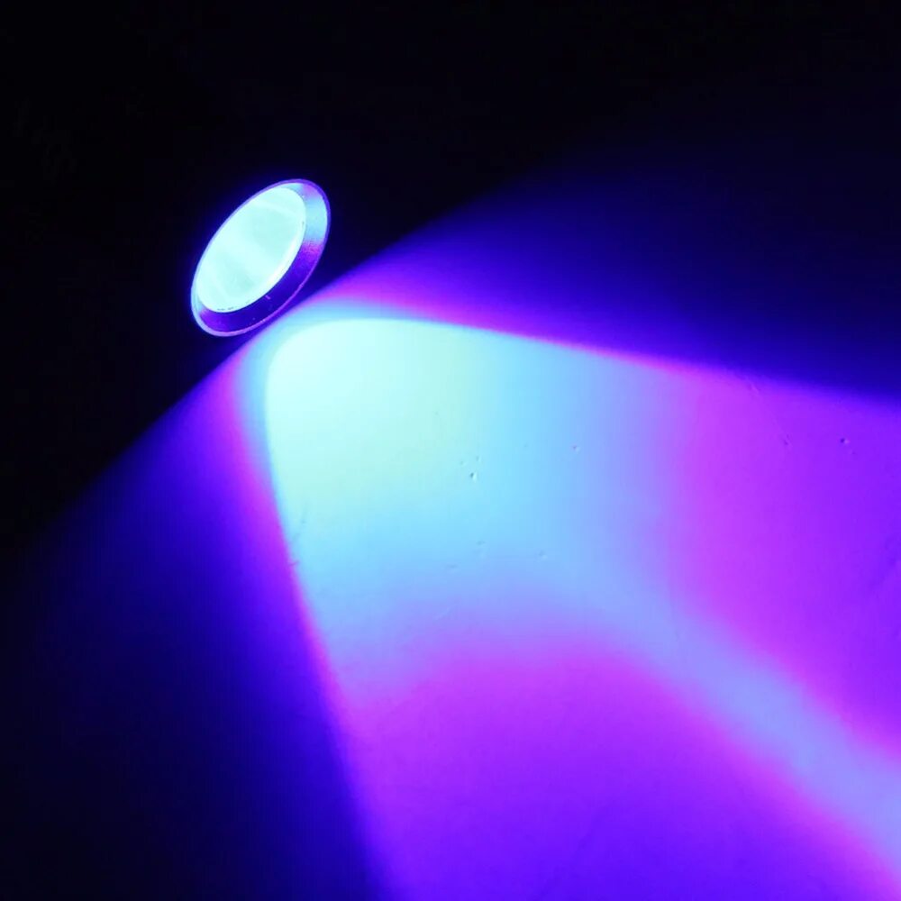 Ультрафиолетовые снимки. Фонарь фиолетовый свет. Уф свет. Ультрафиолетовое излучение цвет. Ультрафиолет 4к.