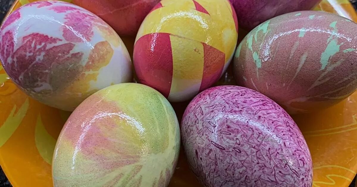 Яйца крашенки. Краска для яиц. Краска для яиц с фольгой. Окрашивание яиц фольгой.