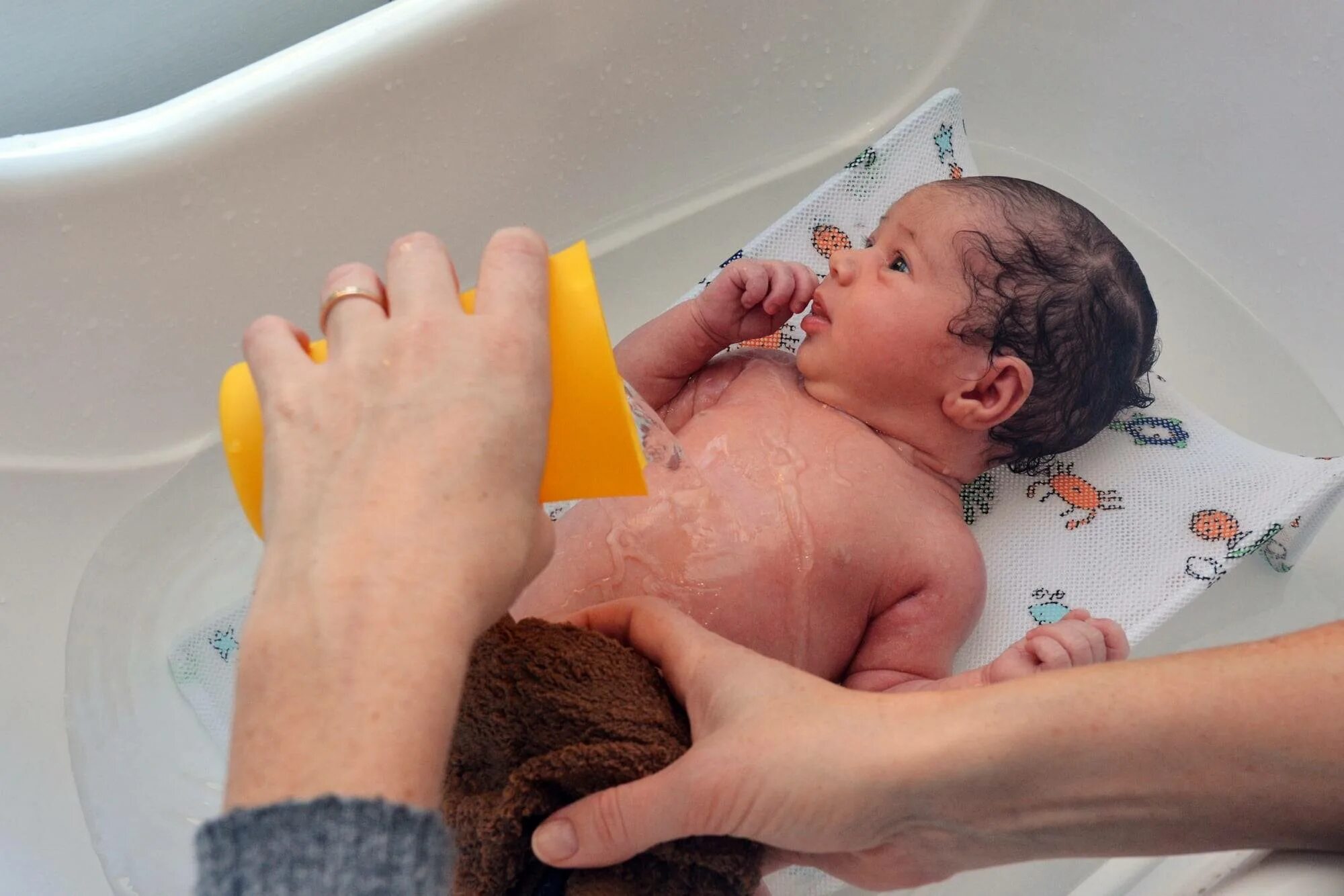 Температура воды для купания новорожденного. Температура воды для купания новорожденных детей. Градус воды для купания новорожденных. Температура купания новорожденных.