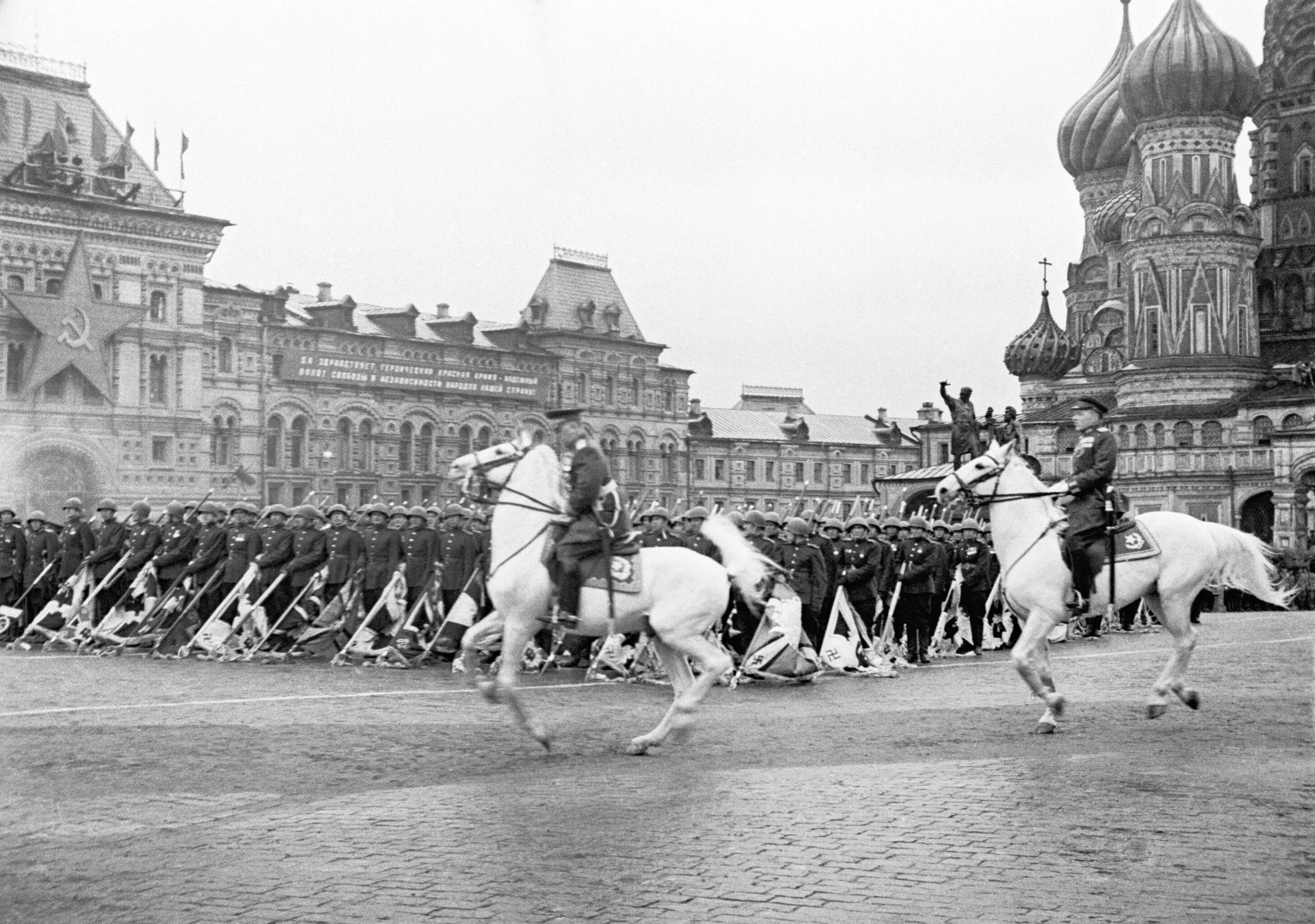 Первый парад победы. Парад Победы 24 июня 1945 года. Первый парад Победы на красной площади 1945. Парад 24 июня 1945 года в Москве на красной площади. Жуков на параде Победы 1945.