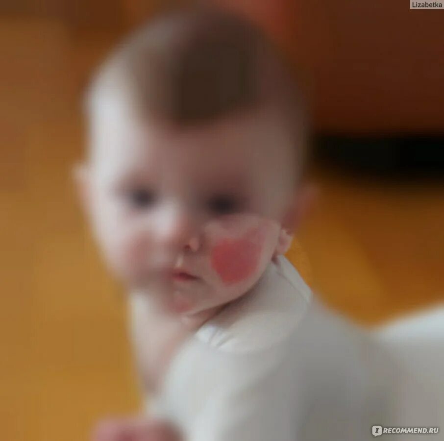 Губная помада на щеке у ребенка. Что мажут на щеки. Как подобрать уходовую косметику для лица самостоятельно. Детки намазанные щёчки. Что мажут на щеки.