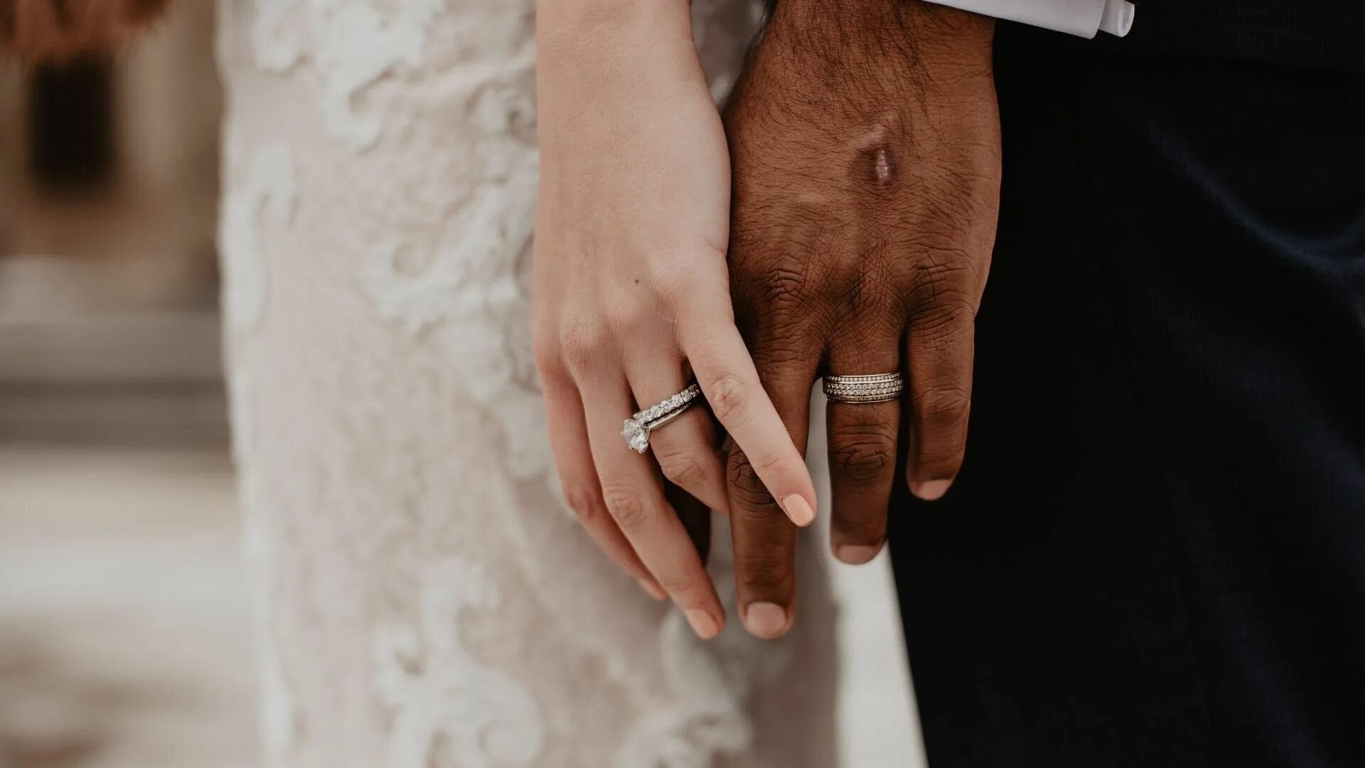 Кольцо замужества. Обручальные кольца на руках. Свадебные кольца на руках. Свадьба руки с кольцами. Кольца жениха и невесты.