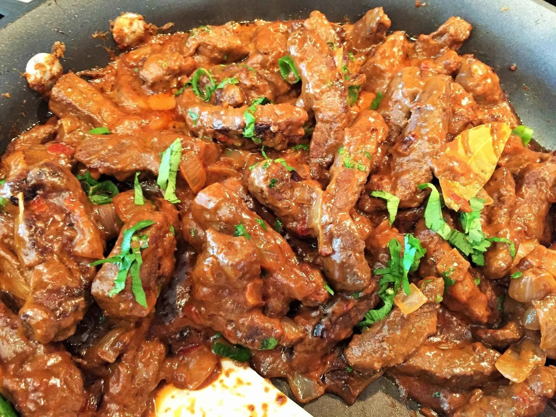 Печень говяжья быстро и вкусно на сковороде. Приготовить печень говяжью. печенья говяжья приготовленнвя. блюда из печенки говяжьей. печень говяжья приготовлениач.