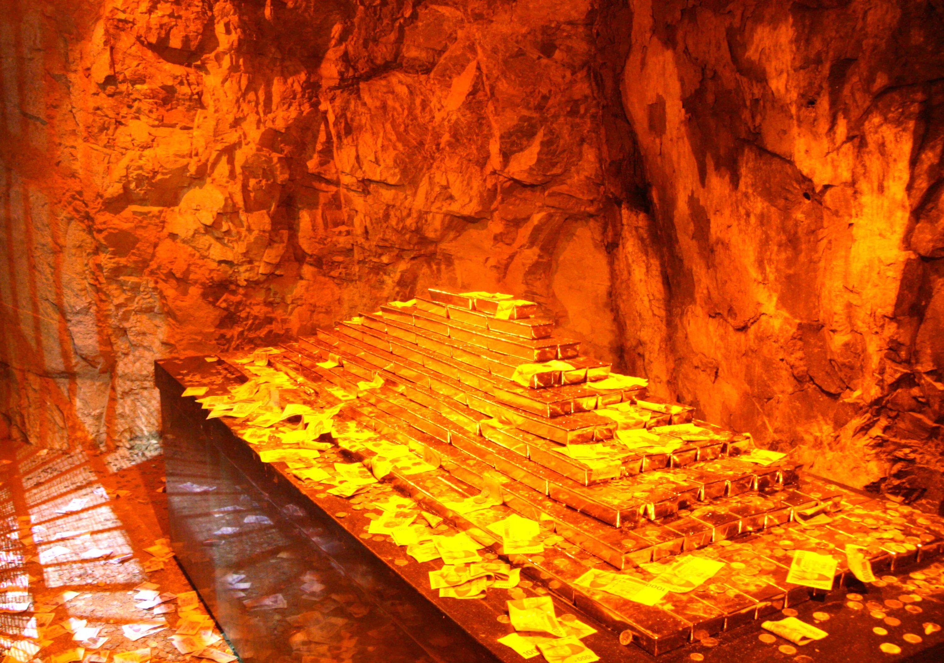 Откройте дверь в золотую пещеру. Золотая пещера Сырейка. Пещера Лос-Тайос. Золото в пещере. Пещера с сокровищами.