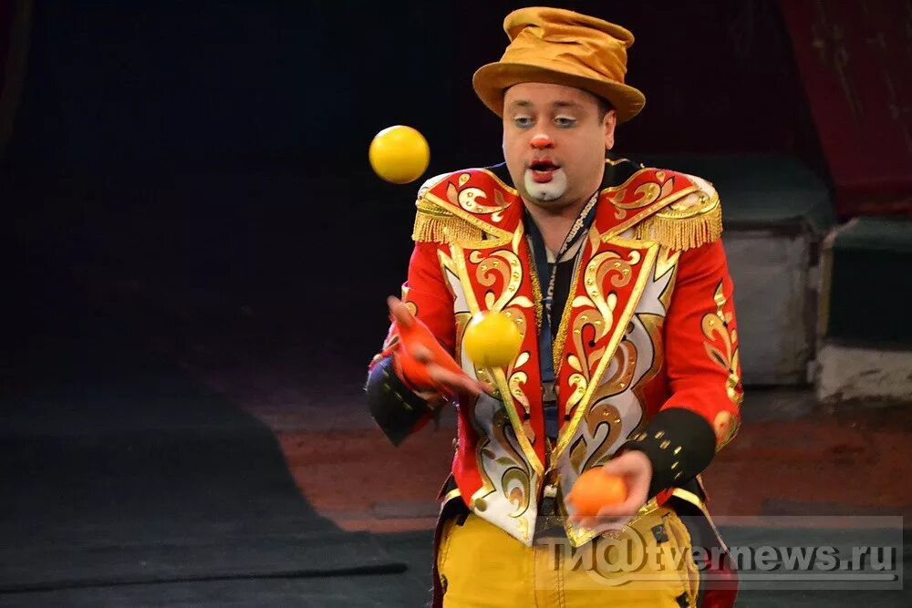 Клоун из цирка в Казани ,,коледоскоп”. Ирс 2018 жонглеры. Клоуны акробаты