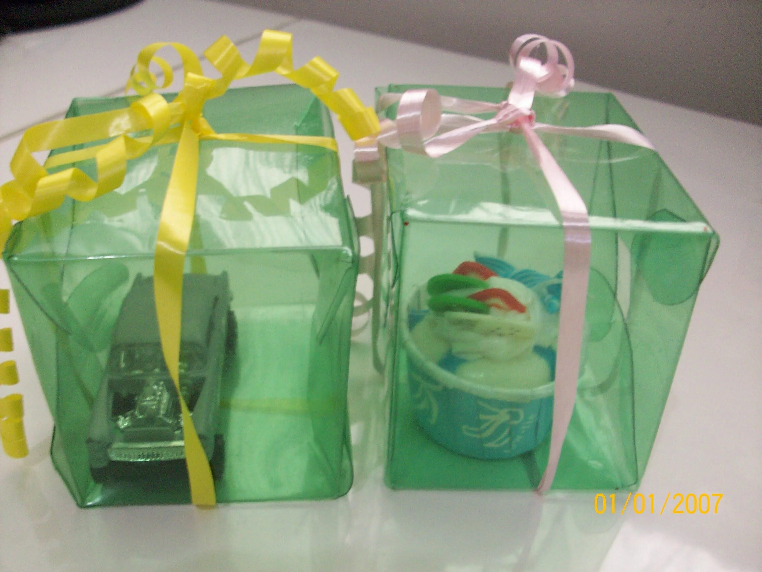 Коробочки из бутылки. Подарочная коробка из пластиковой бутылки. Подарочная упаковка из пластиковой бутылки. Подарочная упаковка из пластиковой бутылки. Упаковка для подарка из пластиковой бутылки.