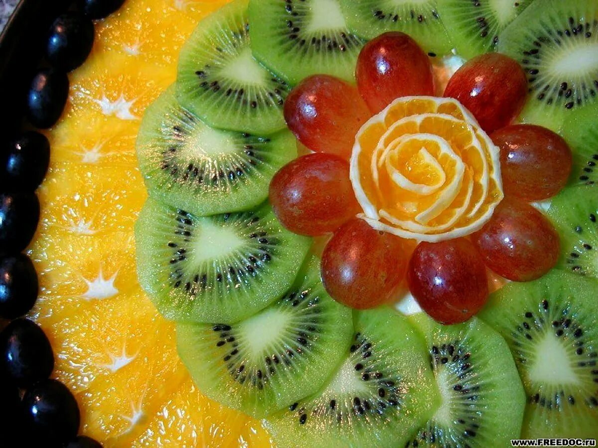 Подача киви. Украшения из фруктов. Украшение фруктами. Красивая нарезка фруктов. Украшение торта апельсинами и киви.