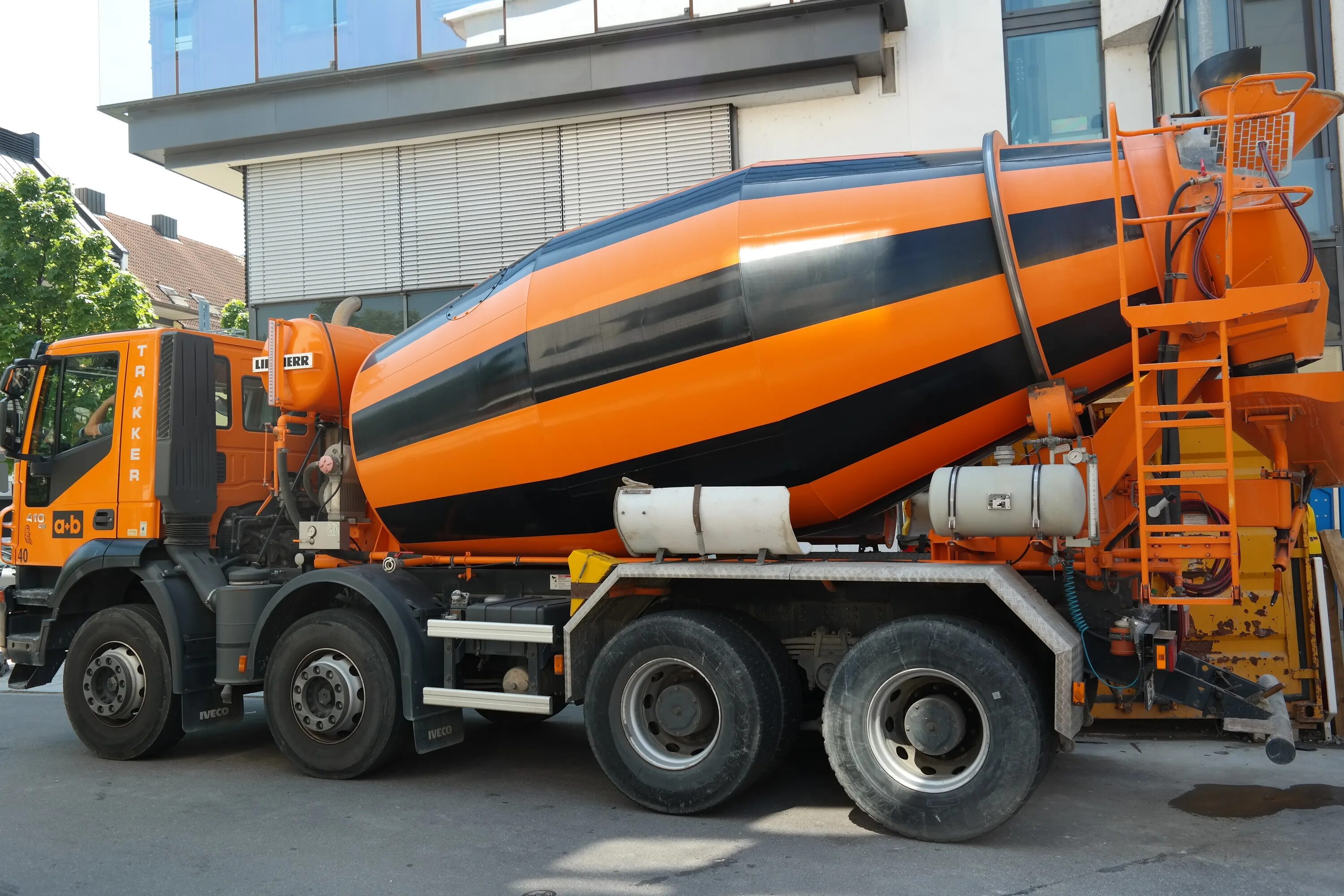 Бетонно перевозка. Бетономешалка Concrete Mixer. КАМАЗ бетономешалка 20 кубов. Автомиксер для бетона. Автобетоносмеситель с бетоном.