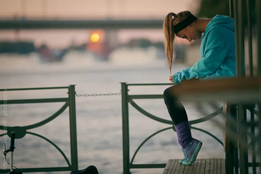 Мужчина на пробежке. Спортсмен бежит. Александр тихомиров фотограф. Бег мем. I should be running.