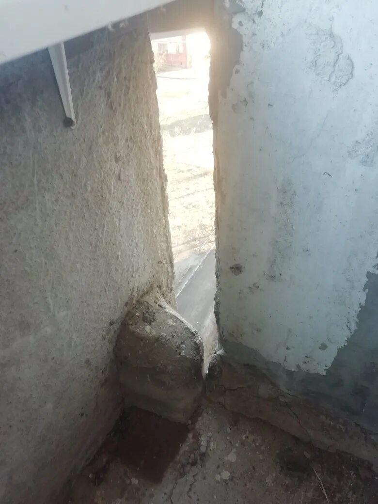 Щель на балконе. Щель на балконе. Щель на лоджии между полом и парапетом. Щель на балконе. Монтажная пена для заделки щелей на балконе.