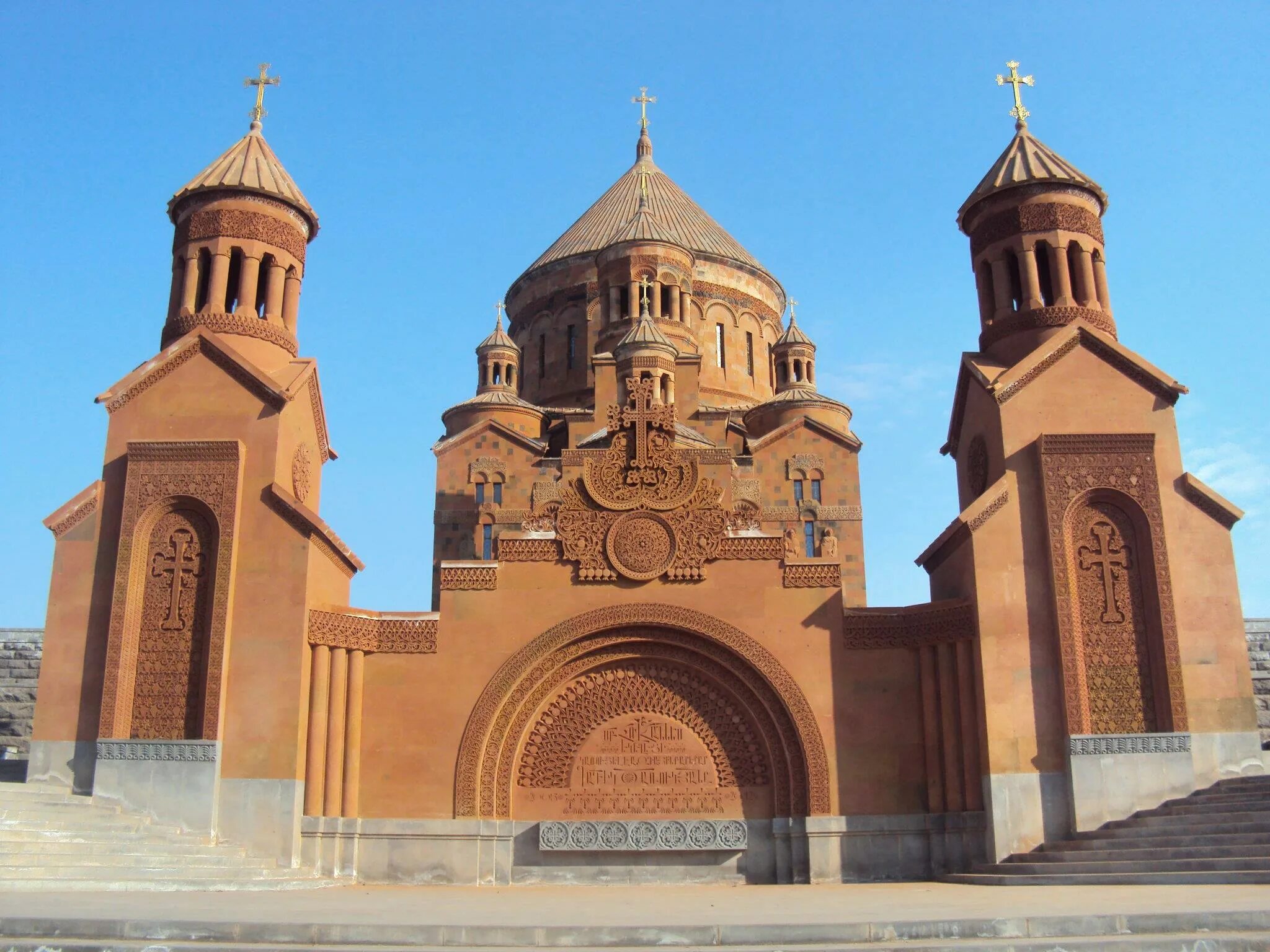 Почему армянский церковь. Церковь в Абовяне Армения. Абовян Церковь Сурб Ованес. Церковь Святого Ованеса Карапета Армения. Армянская Апостольская Церковь Ереван.