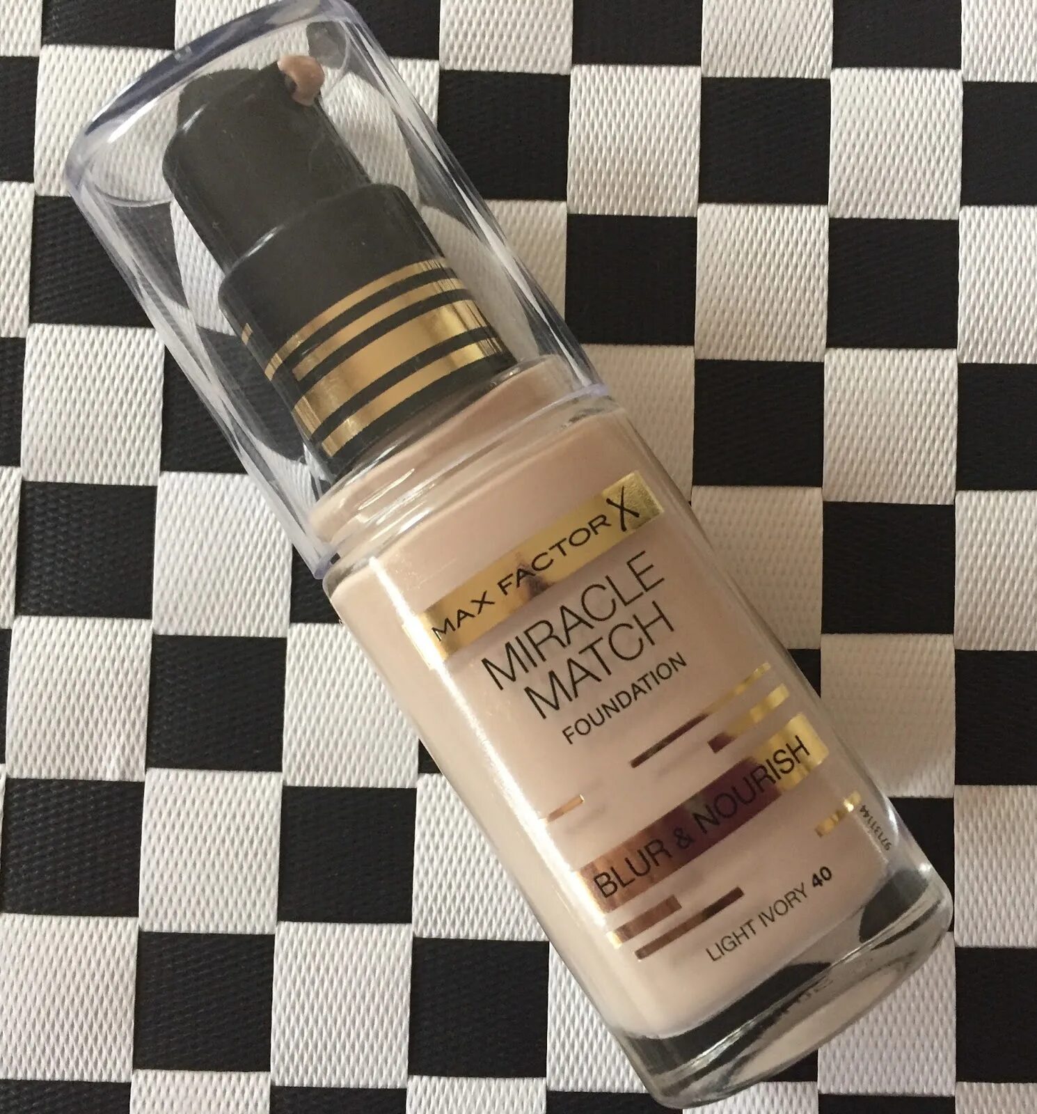 Тон макс фактор. Макс фактор тональный. max factor тональный. тоналка от макс фактор. мах фактор тональный крем.