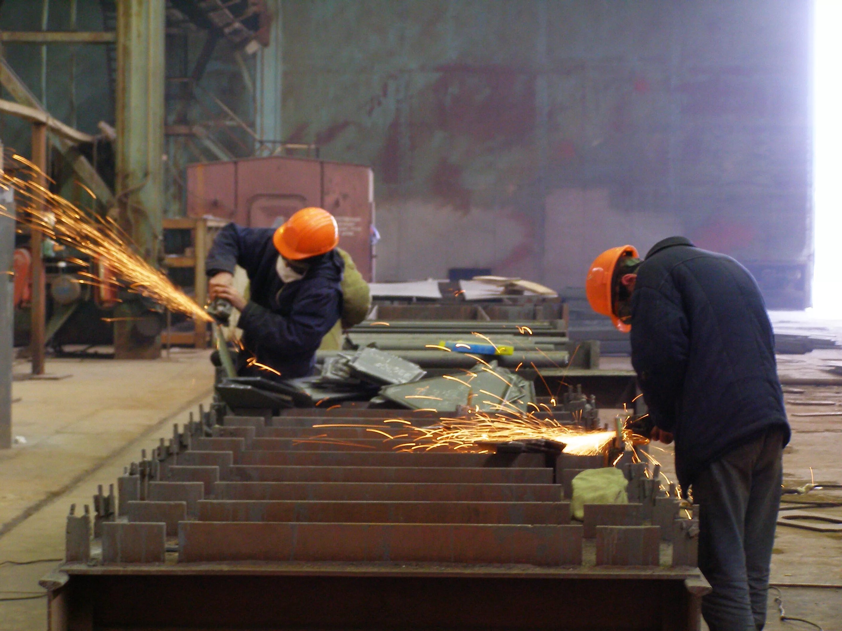 работа на промышленных предприятиях. рабочие на предприятии. рабочий цех. рабочий цех. рабочий на производство.