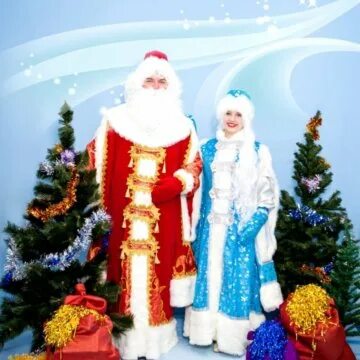 Новогодняя елка с дедом морозом и снегурочкой. Дед мороз и снегурочка. Российский дед мороз и снегурочка. Новый год дед мороз. Ёлка снег дед мороз.