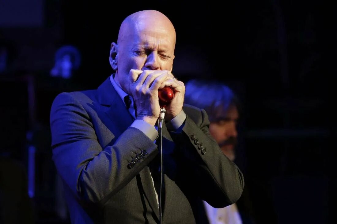 Брюс уиллис поет. Пет брюс. Брюс уиллис музыкант. Bruce willis. Крепкий орешек лысый актер.
