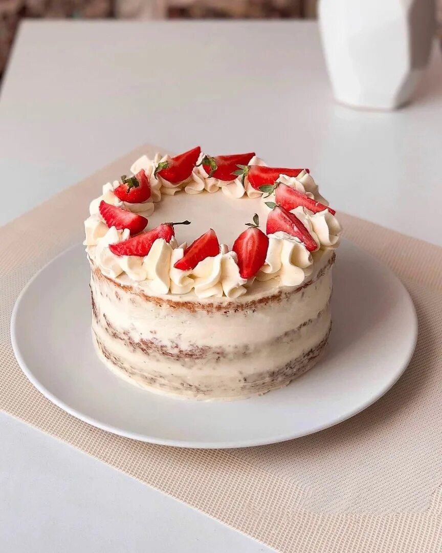 Клубнично банановый торт. Клубнично банановый торт. Бананово клубничный торт. Торт с клубничной прослойкой и с крем чиз. Бананово клубничный торт.