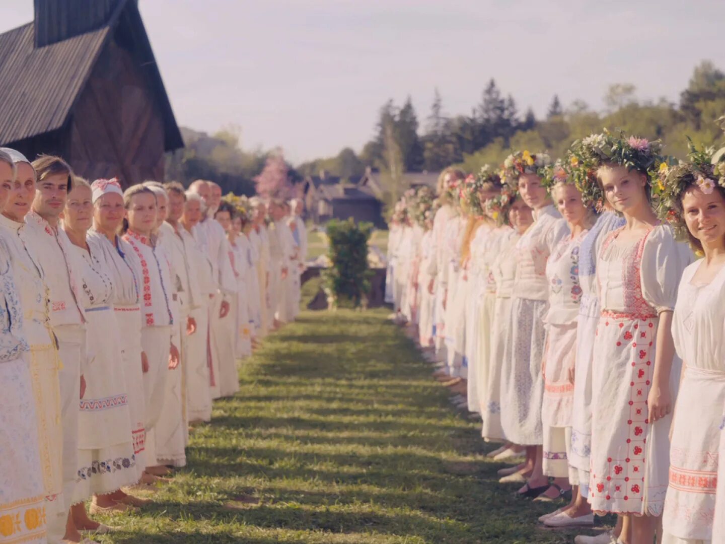 Солнцестояние (2019) ари астер. Мидсоммар фильм 2019. Midsommar 2019. Изабель грилл солнцестояние. Уильям джексон харпер солнцестояние.