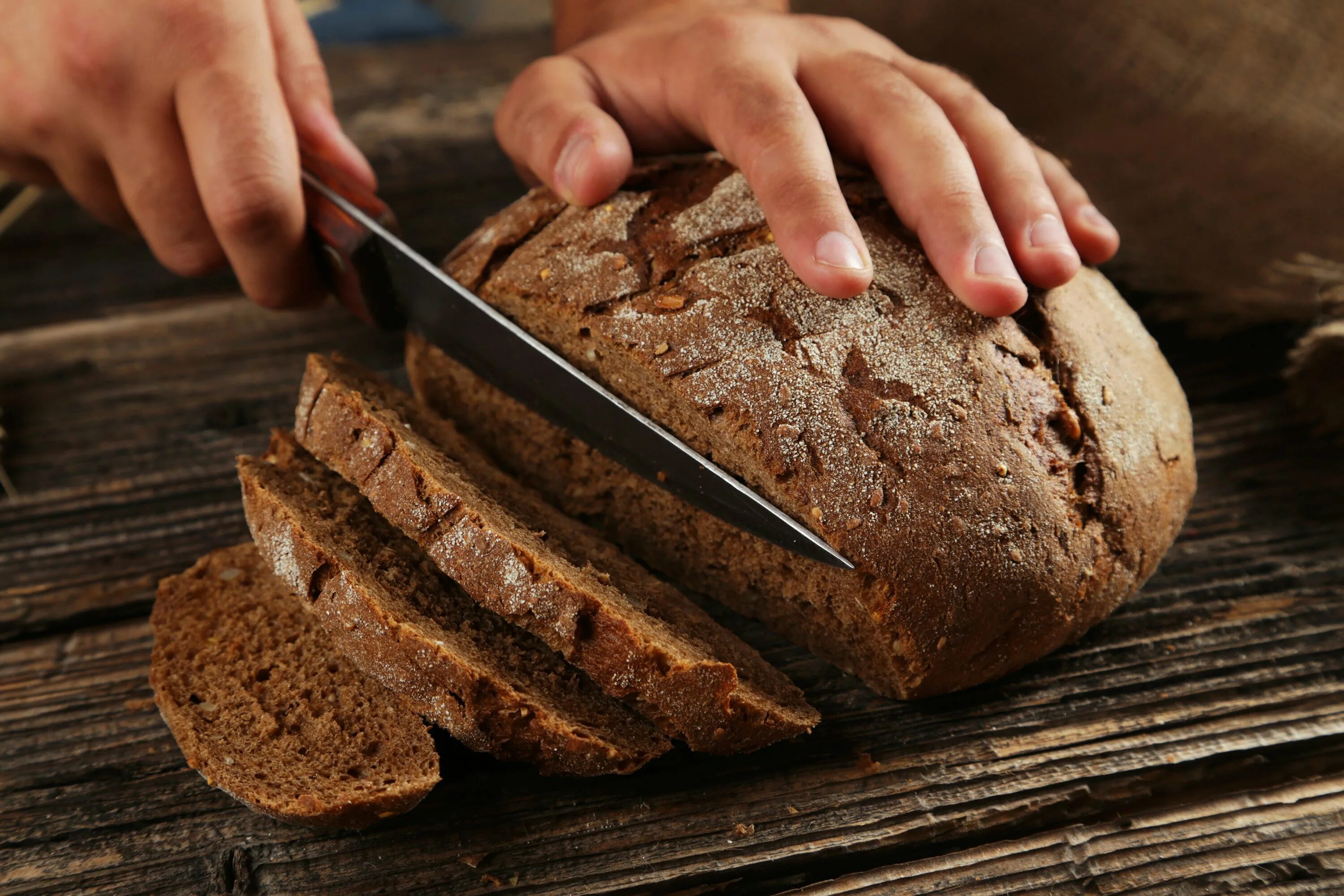 Нарезанный хлеб. Разрезанный хлеб. Ржаной хлеб. Порезанный круглый хлеб. Пикник дайте хлеба