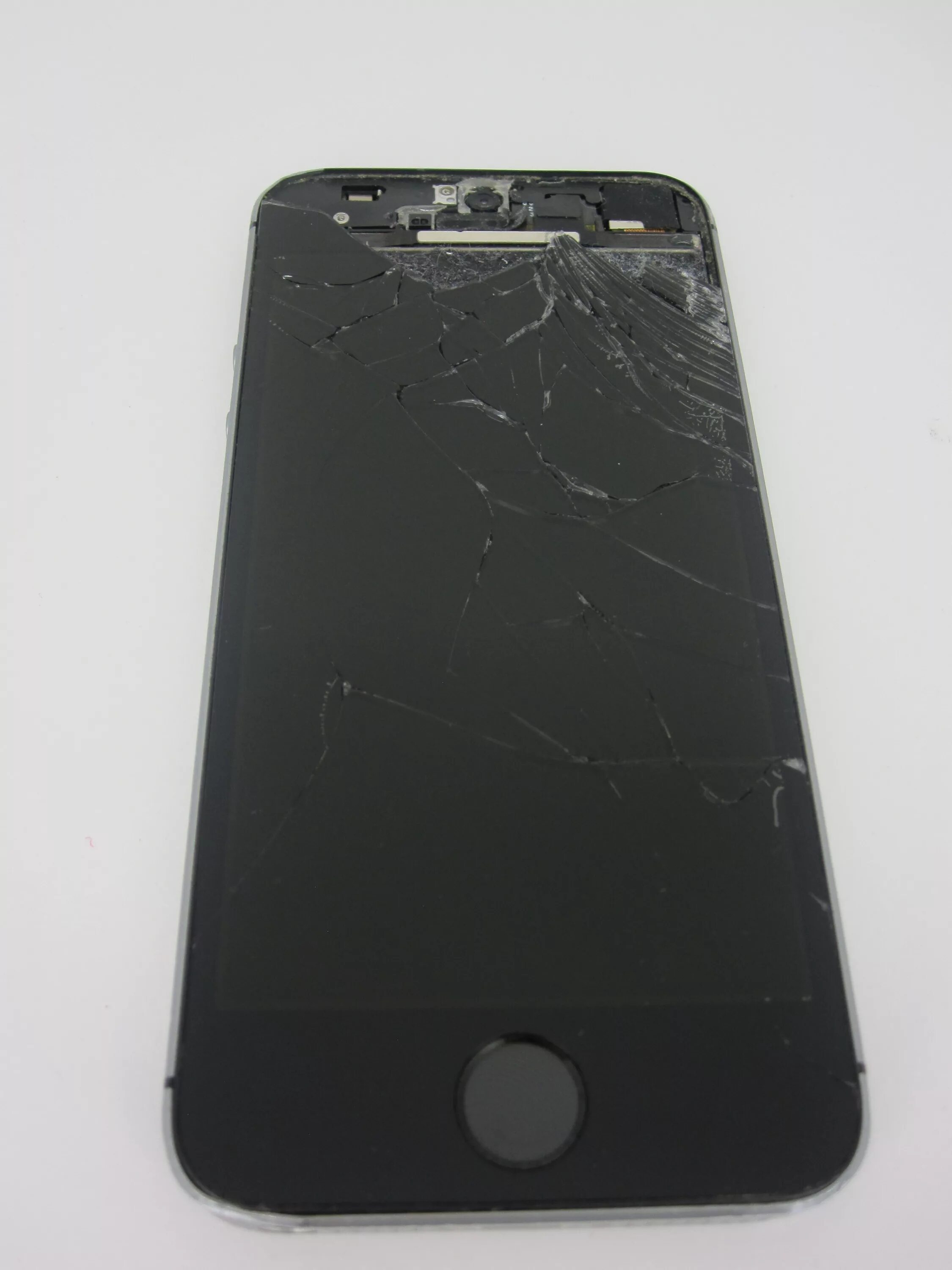 Айфон становится черный экран. Iphone 5s разбитый. Разбитый айфон 5s. Айфон 5s черный. Айфон 5 экран.