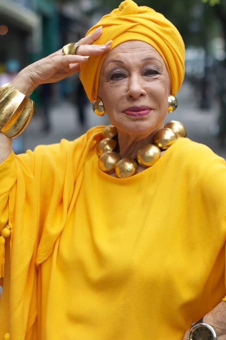 Самая богатая бабушка. Женщина в тюрбане. Желтый тюрбан. Красивая пожилая женщина. Стильные бабушки.