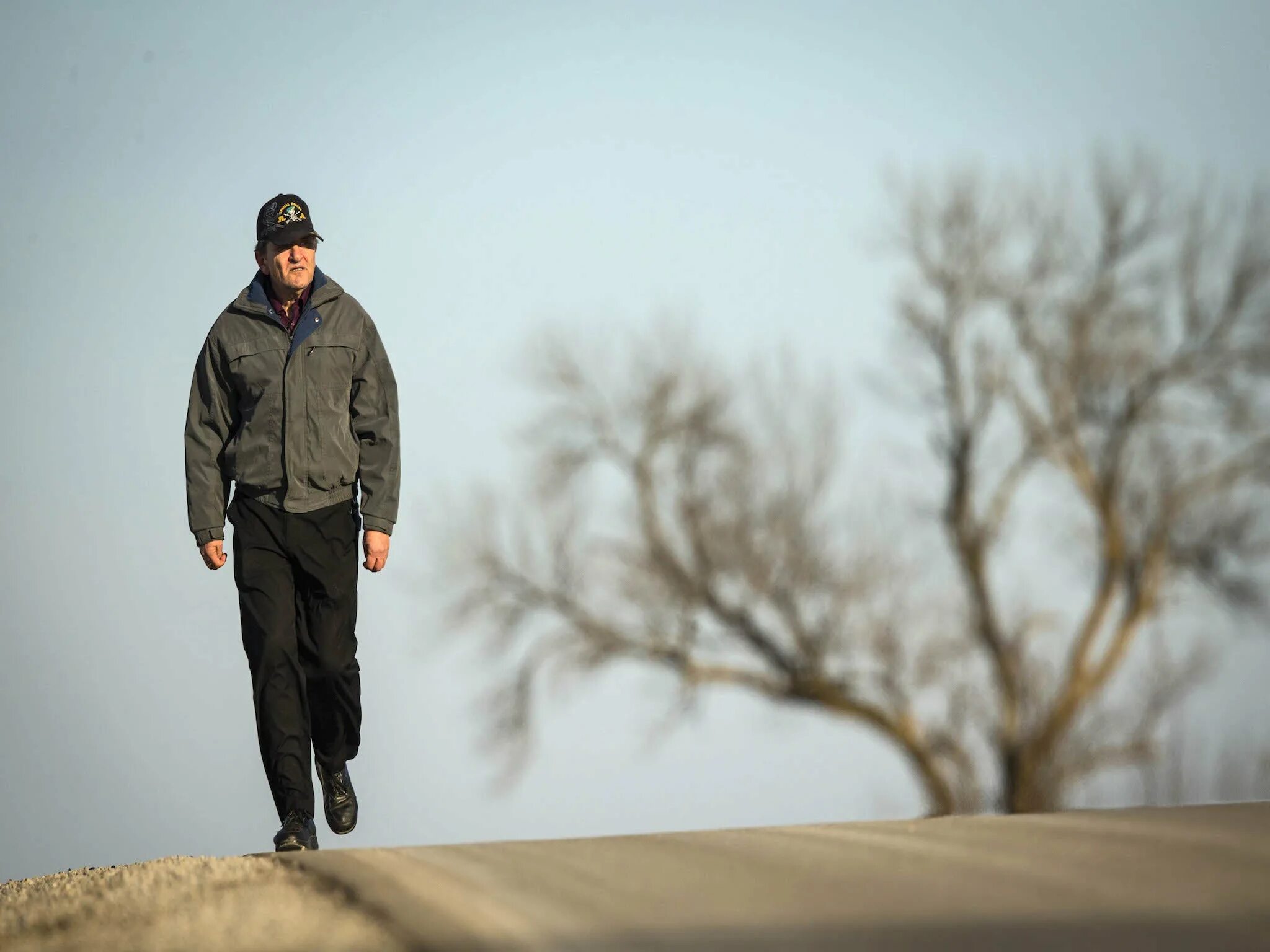 Walk that man. 61 мужчина. man in the way.