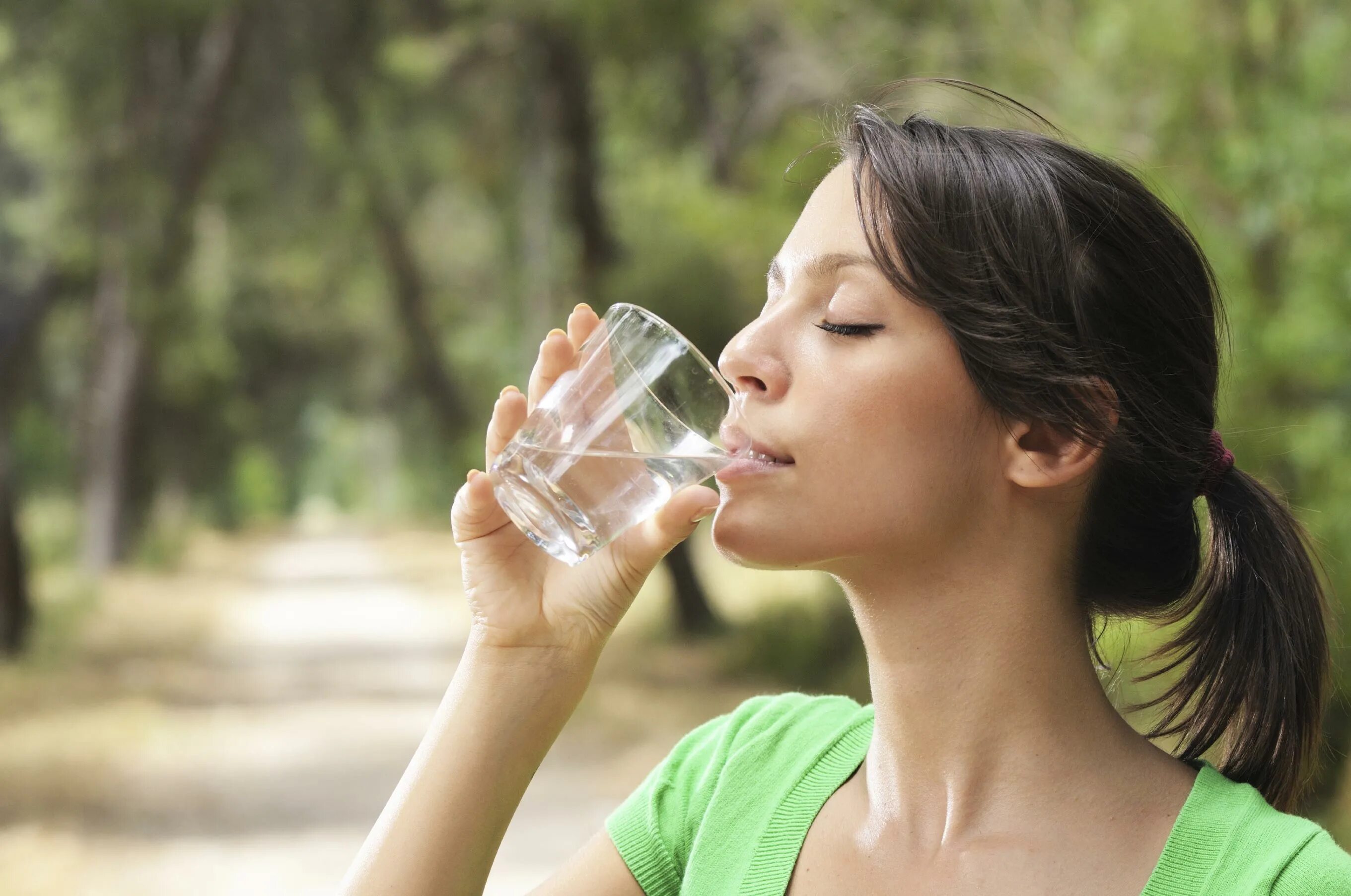 Пить воду. Питье воды. Девушка пьет стакан воды. Человек пьет. Https coomer su