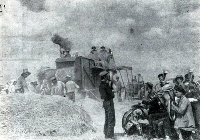 Хруст булки. Балы красавицы лакеи юнкера и вальсы шуберта. и вальсы шуберта и хруст французской булки. балы юнкера и хруст французской булки. хруст французской булки.