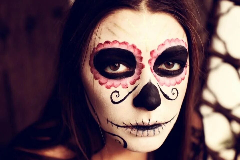 Разрисовать лицо на хэллоуин. Раскрашенные лица. Лицо для макияжа. Маска на лицо красками. Аквагрим для детей.