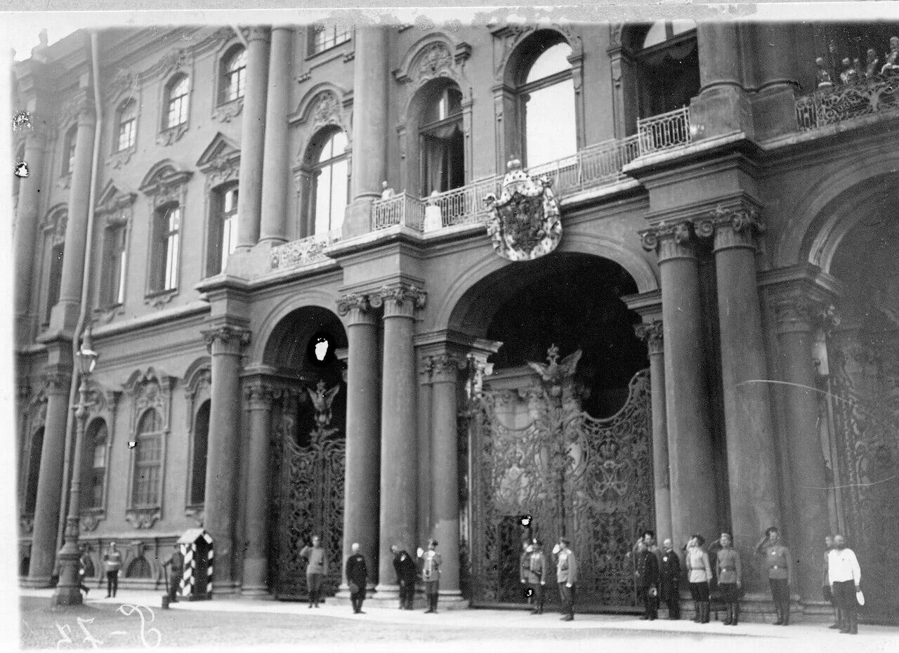 дворцовая площадь объявление войны 1914. 1 августа 1914 года германия объявила войну россии. манифестация на дворцовой площади 1914. николай 2 дворцовая площадь август 1914. объявление войны германии 1914 николай 2.