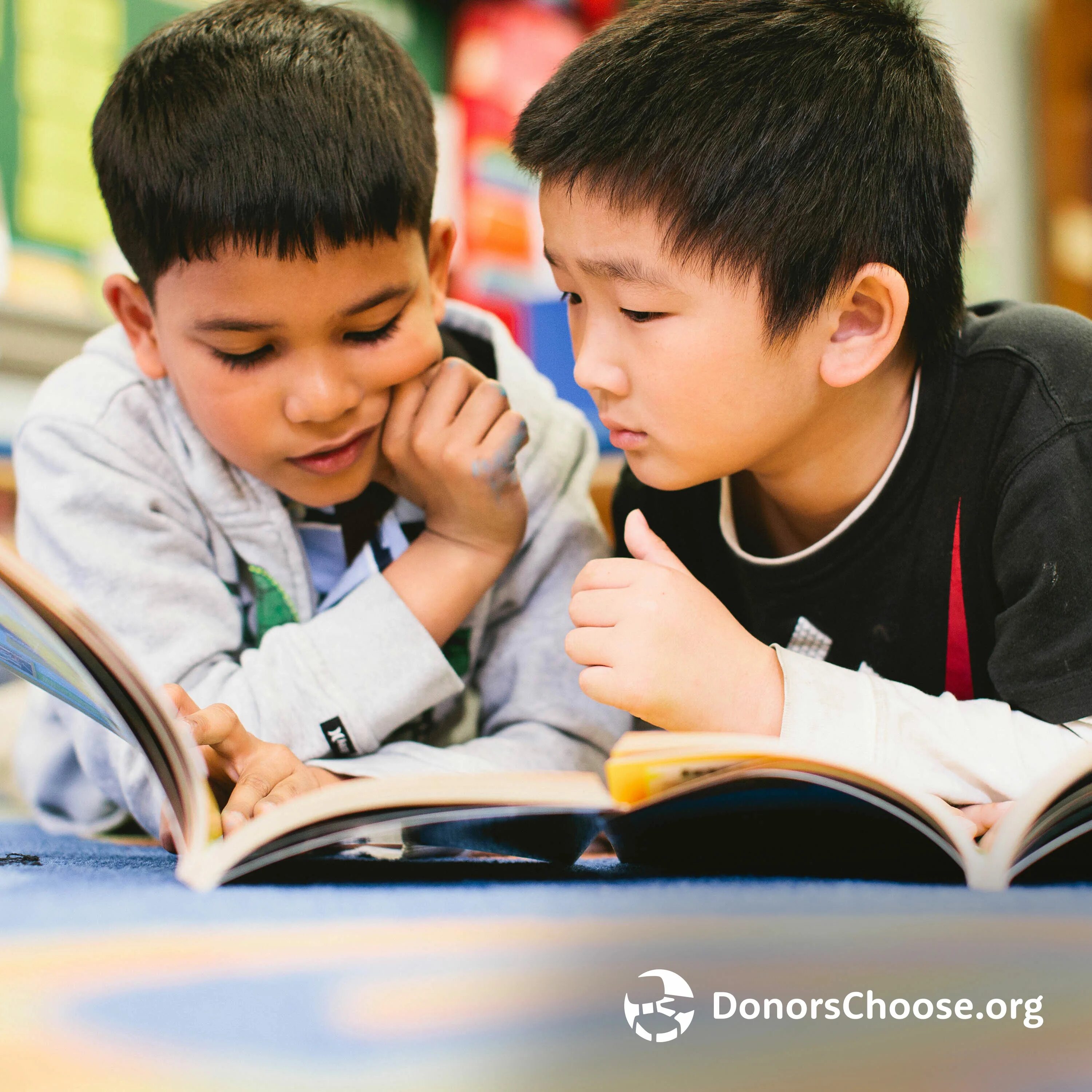 Корейцы дети читают. Reading in the Classroom. 2 Pupils. Korean child books. Channeling org