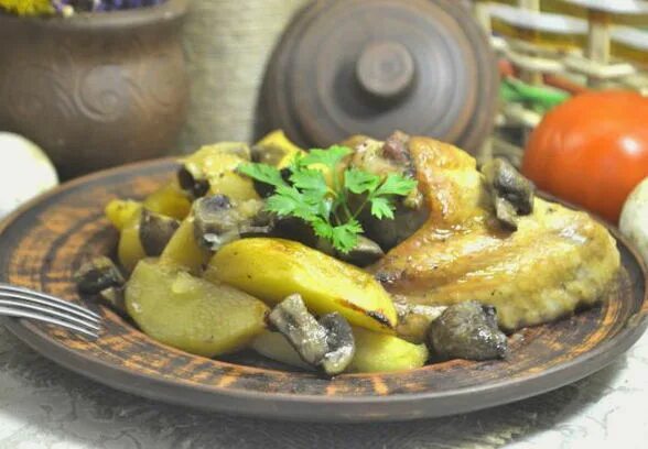 Курица с картошкой и грибами в духовке. Куриные голени с картошкой в рукаве. Курица с картошкой и шампиньонами в духовке. Крылья куриные с картошкой и грибами в рукаве. Курица с грибами картошкой в рукаве духовке.