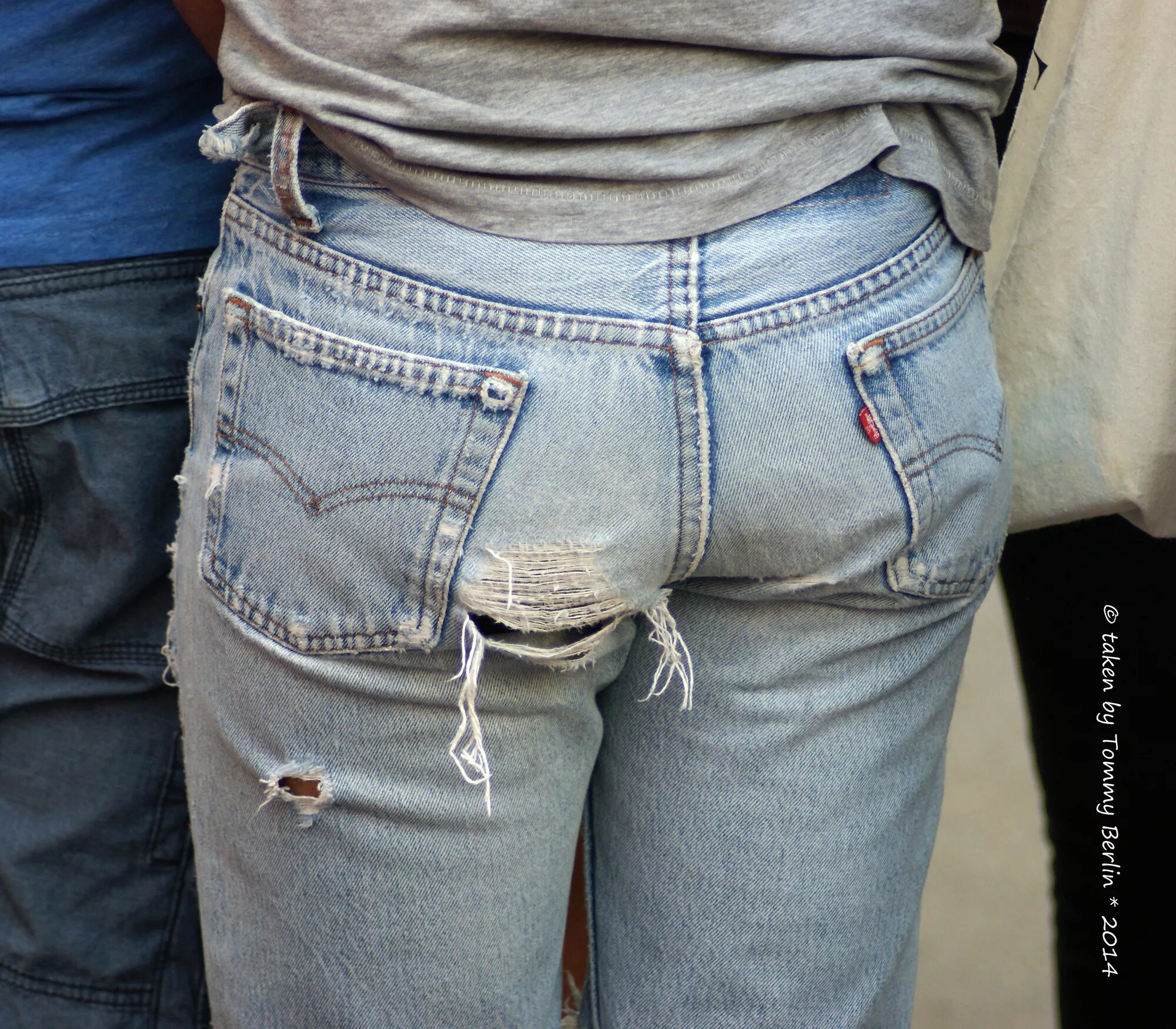 Выпуклость в джинсах. Джинсы с имитацией резинки от трусов. Гомики в джинсах левайс.