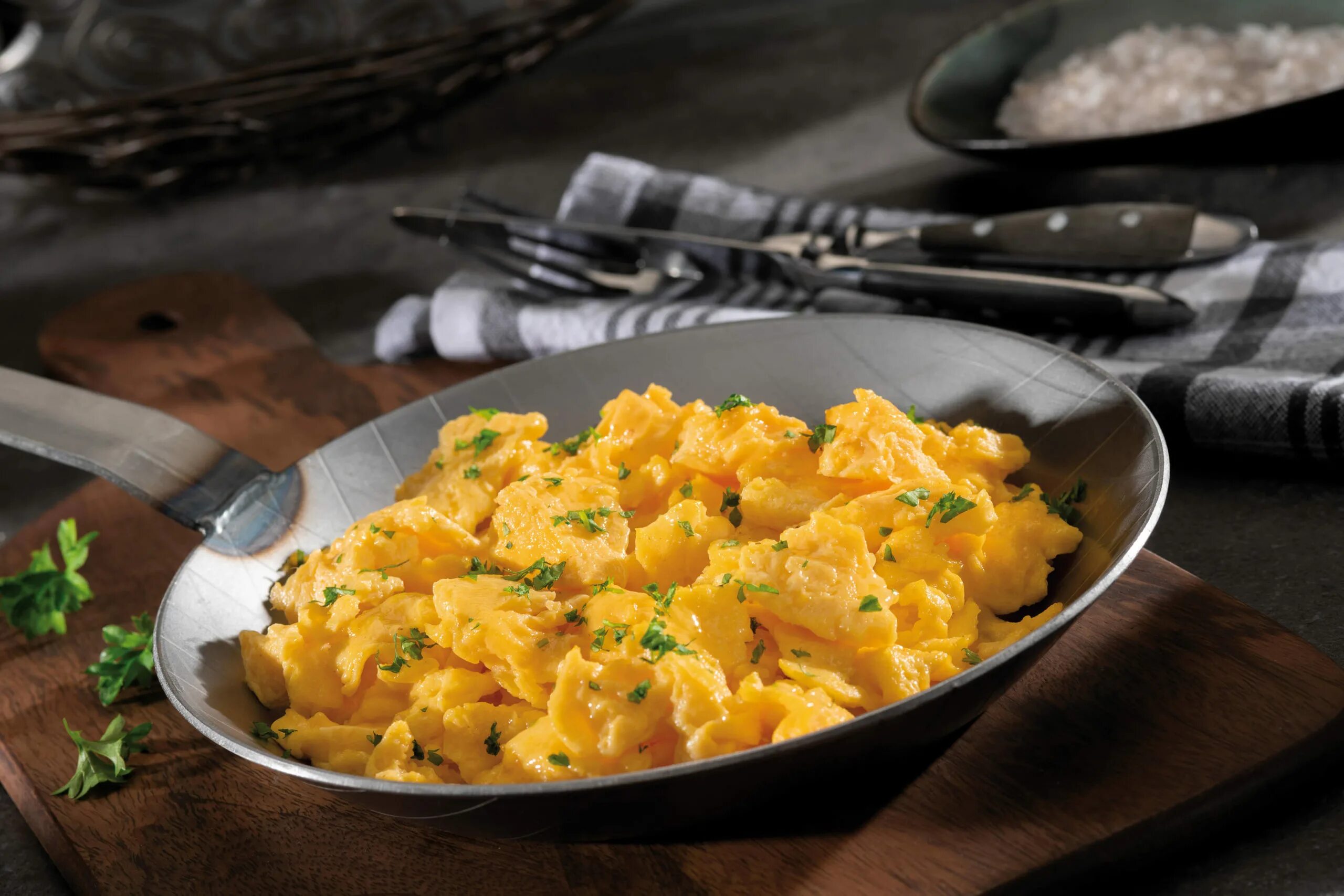 яичный скрэмбл. скрамбл. скрэмбл эгг. скрэмбл с ветчиной. омлет скрэмбл яичница.