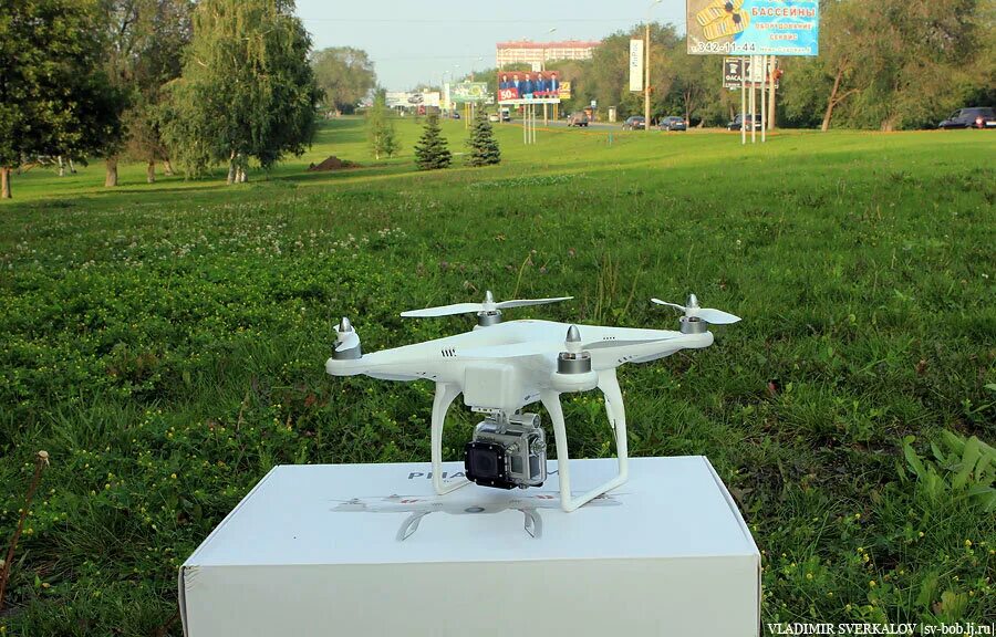 Dji drone phantom 4 pro. Бпла supercam-x8m. Коптер в мирном городе. Квадрокоптер на улице. Dji phantom 4 rtk combo.