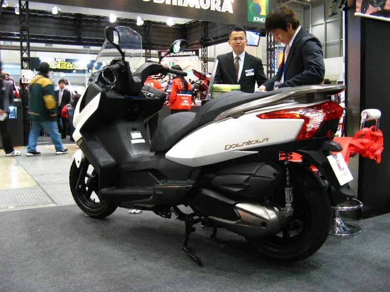 Корейский скутер SYM 150. Макси скутер Kymco 300. Kymco 200 максискутер. Скутеры Yamaha 300 кубов. Скутер 300 кубов