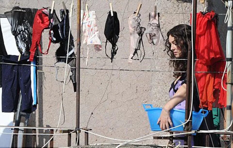 Сушилка для белья на балкон в хрущевке. Белье на балконе. Женщина прыгает в окно. Фотосессия на балконе. Развешивать белье.