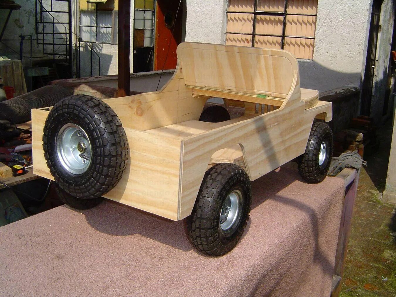 Автомобиль из дерева. Деревянный детский автомобиль. Самодельная детская машинка. Машинка из фанеры. Собрать детскую машинку