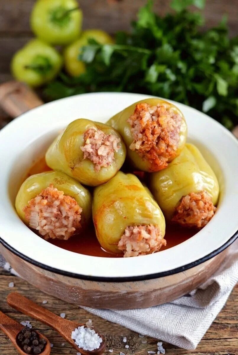 Фаршированные перцы с фаршем и рисом в духовке с подливкой. Паприка фаршированная фаршем. Фаршированные перцы с фаршем. Перец фаршированный запеченный в духовке. Фаршированные перцы в кастрюле.