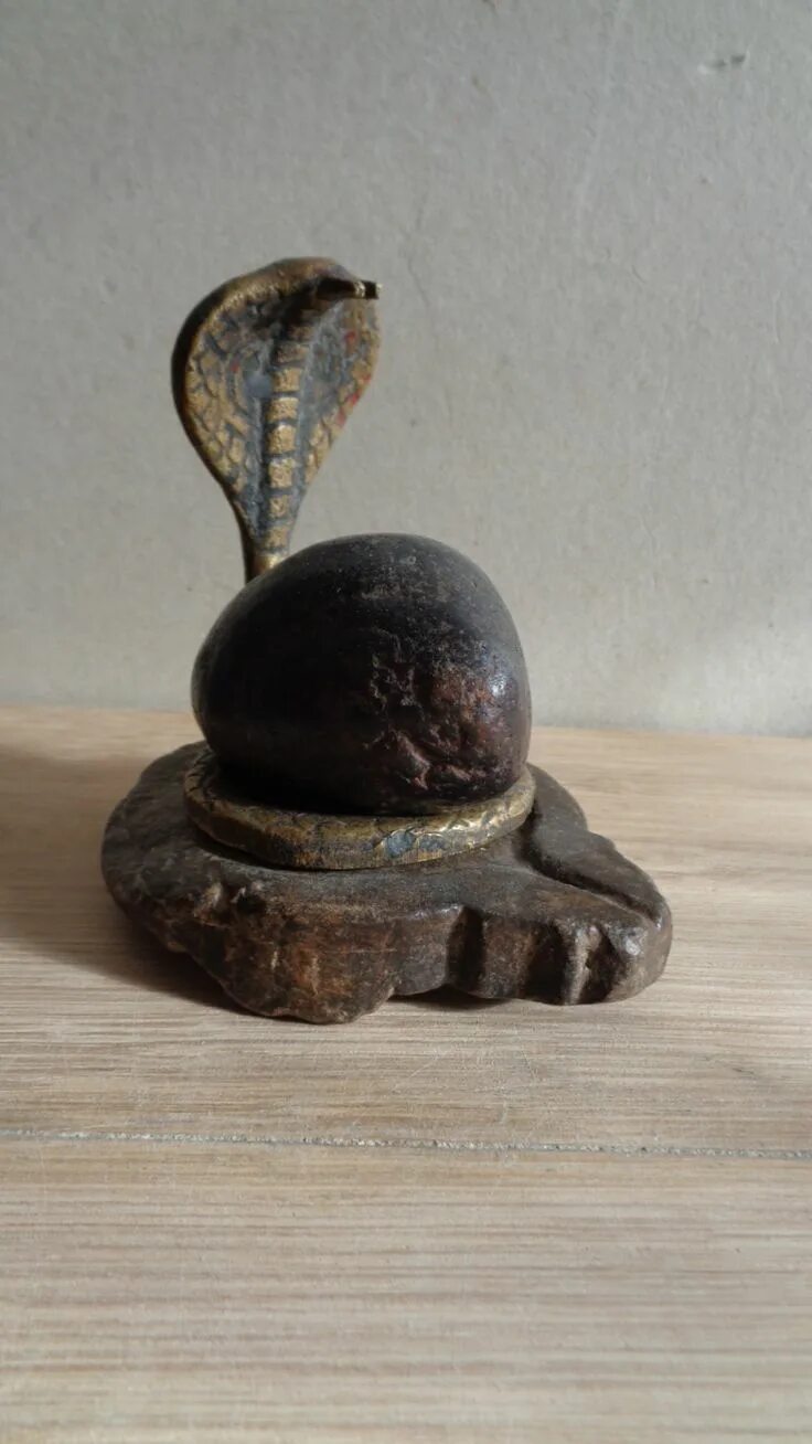 Каменный шивалингам. Камень шивы баналингам. Шивалингам камень магические. Нармадешвара камень. Камень шивы баналингам.