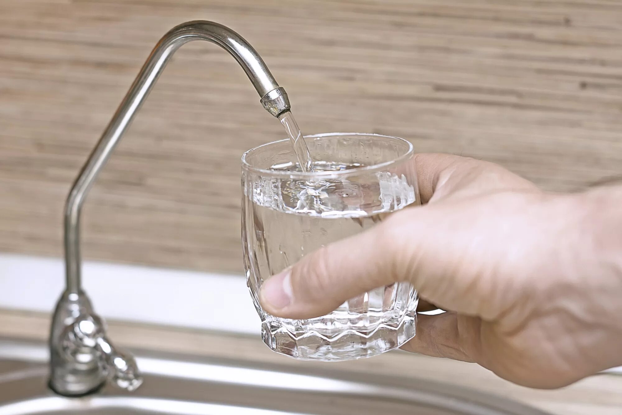 Вода из крана. Питьевая вода из под крана. Наливать воду. Чистая вода из под крана. Наливают воду в стакан.