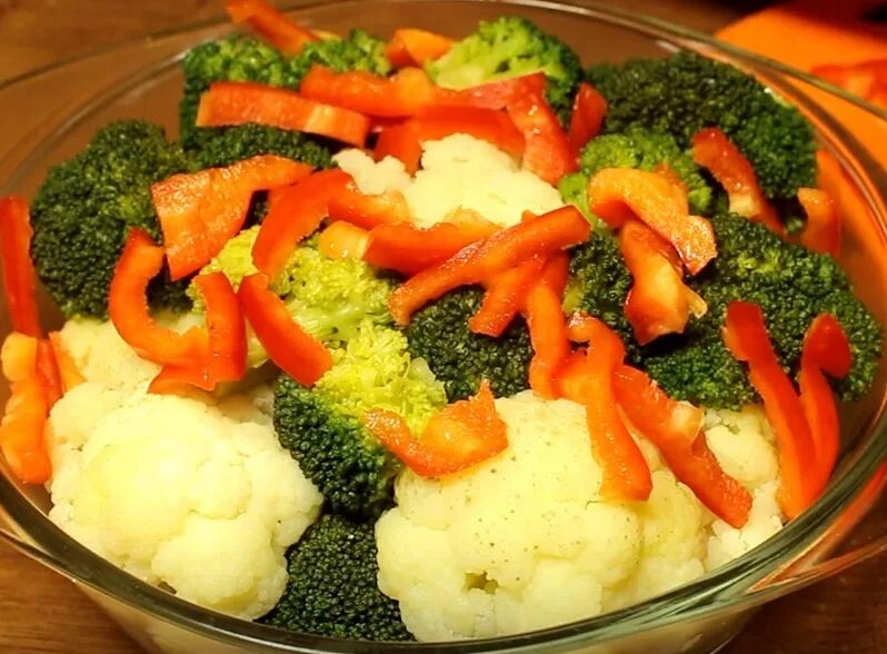 Приготовить капусту брокколи быстро замороженную. Брокколи на сковороде. Вкусно брокколи и цветная капуста. Блюда с брокколи и цветной капустой. Приготовление брокколи и цветной капусты.